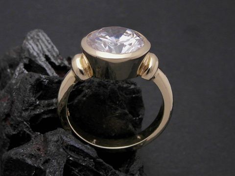 Imposanter Goldring aus Gold 585 mit Zirkonia, Größe 55, Hersteller Juwelier Harnisch, geeignet bis Größe 56/18. Ideal für besondere Anlässe.