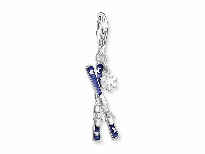 Charm-Anhänger von Thomas Sabo mit Ski-Design in Silber und dunkelblauer Emaille, verziert mit Zirkonia und einem Schneeflocken-Anhänger. Neuheit im Onlineshop.