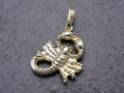Anhänger in Form eines Skorpions aus goldfarbener, plastischer Ausführung des Herstellers Juwelier Harnisch, ideal für Sternzeichenliebhaber und als besonderes Schmuckstück.