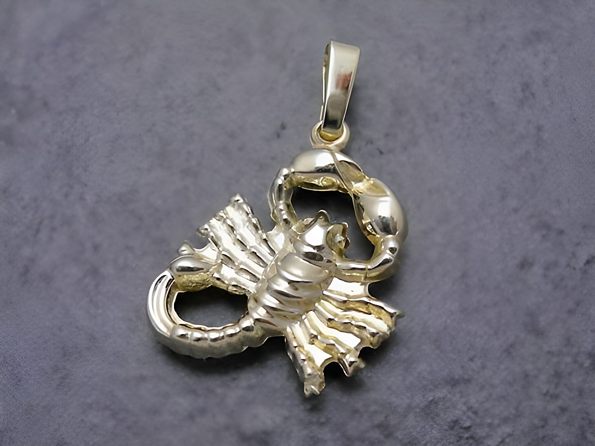 Anhänger in Form eines Skorpions aus goldfarbener, plastischer Ausführung des Herstellers Juwelier Harnisch, ideal für Sternzeichenliebhaber und als besonderes Schmuckstück.