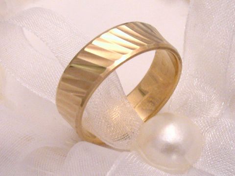 400261-0 Trauring Ehering FABULOUS aus 333 Gold in Größe 56 17,8, Hersteller Juwelier Harnisch, glänzende Oberfläche mit strukturiertem Design, elegant auf einem weißen Untergrund mit Perle platziert.