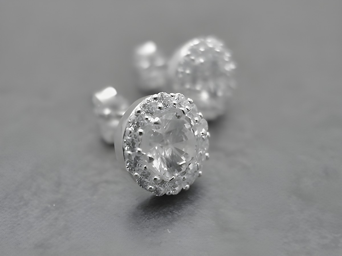Ohrringe rund aus Sterling Silber in elegantem Weiß mit Zirkonia, Hersteller Juwelier Harnisch, perfekt für jeden Anlass und verleihen jedem Outfit einen Hauch von Glamour.