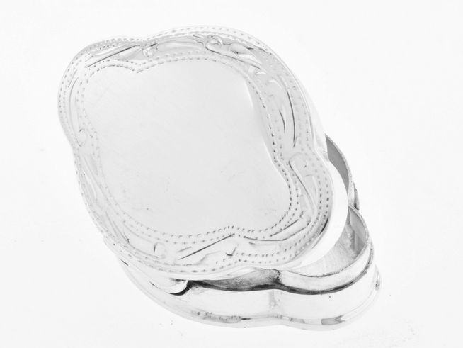 Dose DESIGN aus Silber 925, nostalgisch mit feinen Details und ohne Stein, hergestellt von Juwelier Harnisch, elegant und zeitlos in der Form.