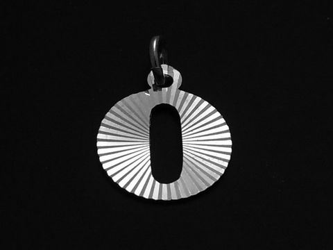 Sterling Silber Buchstaben Initialen Diamantschliff in Form des Buchstabens O von Juwelier Harnisch, elegant gestaltet mit strahlenförmigem Muster für einen besonderen Glanz.