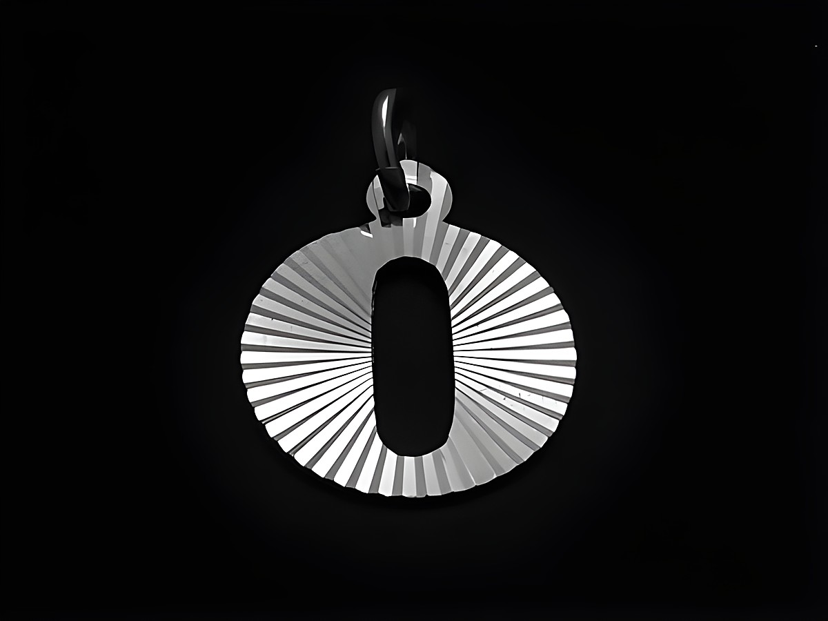 Sterling Silber Buchstaben Initialen Diamantschliff in Form des Buchstabens O von Juwelier Harnisch, elegant gestaltet mit strahlenförmigem Muster für einen besonderen Glanz.