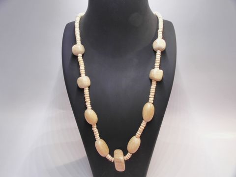 Holzkette in naturbraun mit verschiedenen Holzperlen, 27 mm dick, 60 cm lang, präsentiert an einem schwarzen Halsständer, Hersteller Juwelier Harnisch.