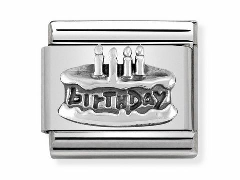 433010120-0 Eine silberne Schmuckplatte mit der Darstellung einer Geburtstagstorte, die drei Kerzen trägt und das Wort Birthday graviert hat, von Nomination im Design SilverShine Classic.