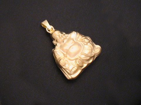 Gold Anhänger Buddha aus Gold 333, Hersteller Juwelier Harnisch, als Glücksbringer gestaltet, detailreiche Ausarbeitung, glänzende Oberfläche, ideal für besondere Anlässe oder als Schmuckstück.