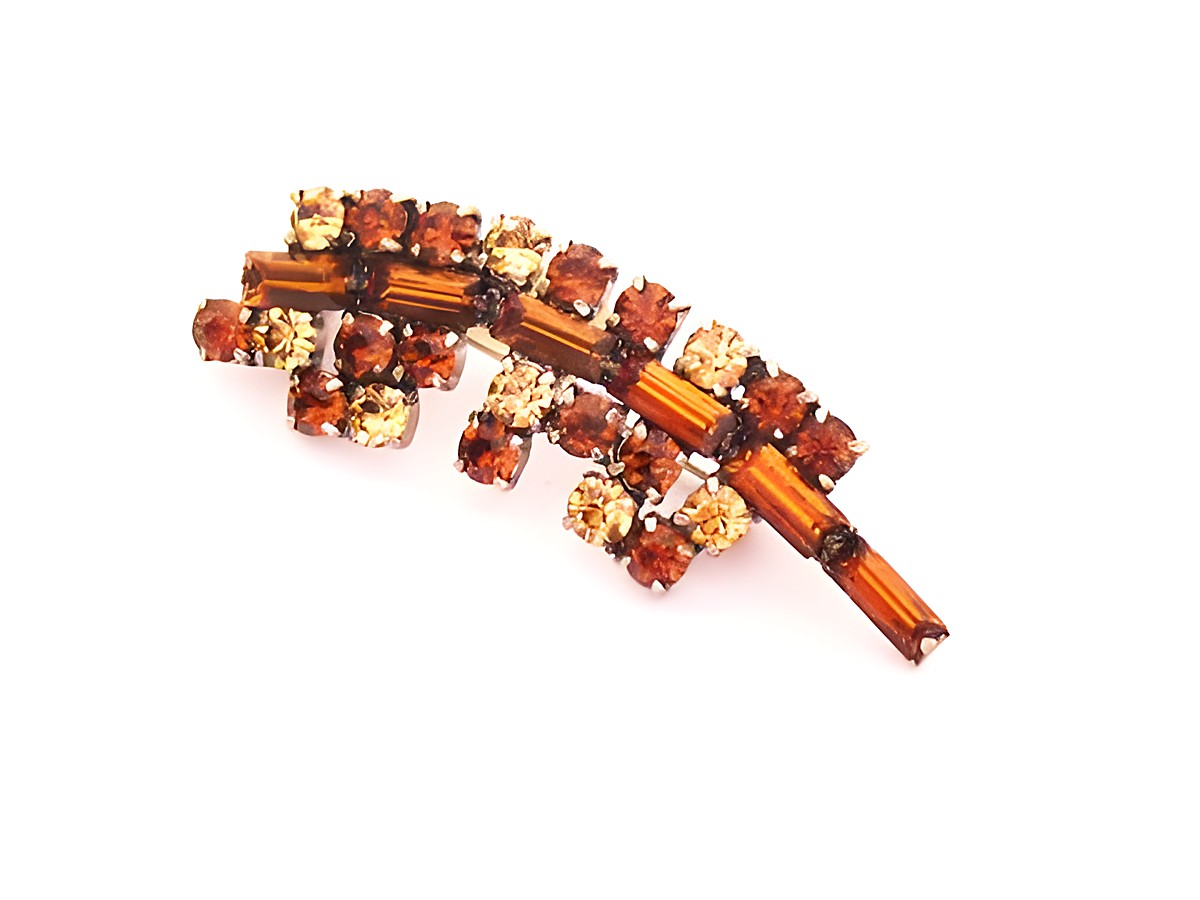 Strass Brosche länglich in Braun und Gelb, gefasst, neu, hergestellt von Juwelier Harnisch. Elegantes Design mit funkelnden Kristallen sorgt für einen besonderen Akzent.