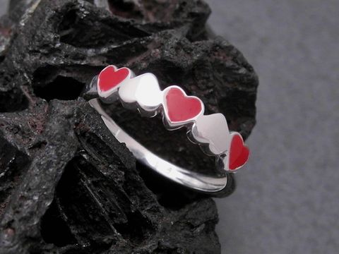 Kinder Silber Ring mit drei roten Herzen und zwei weißen Herzen aus Sterling Silber, Größe 46, Hersteller Juwelier Harnisch, schön gestaltet und ideal als Geschenk.