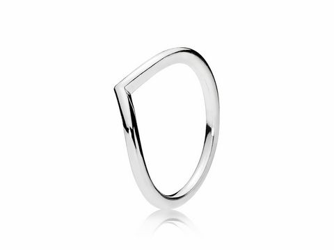 Ein glänzender Ring aus Silber von Pandora in Größe 48 mit einem modernen Design. Der Ring hat eine schlichte, elegante Form und eine hochglänzende Oberfläche.