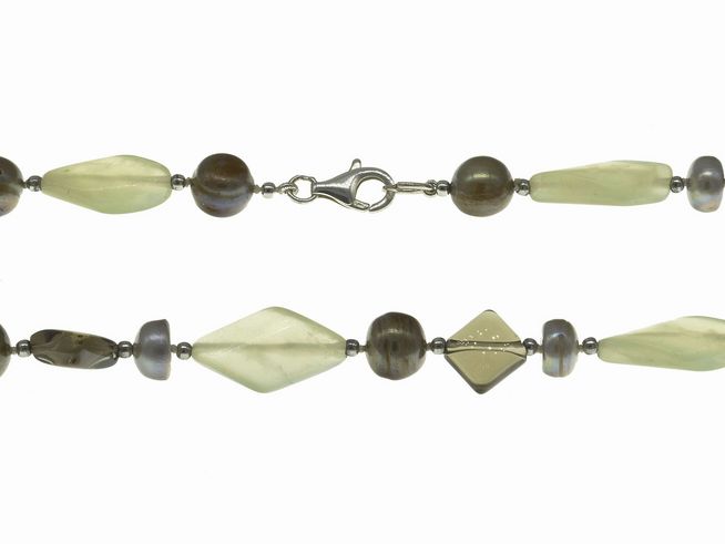 Steinkette aus Achat und Rauchquarz in Grün und Braun, ergänzt mit Süßwasser-Zuchtperlen, Gesamtlänge 48 cm, mit Silberverschluss, Hersteller Juwelier Harnisch.