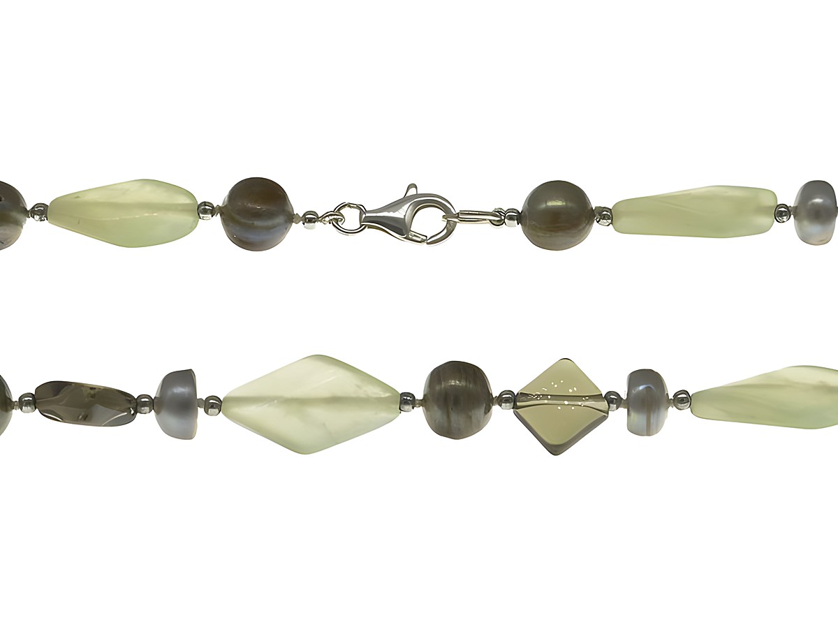 Steinkette aus Achat und Rauchquarz in Grün und Braun, ergänzt mit Süßwasser-Zuchtperlen, Gesamtlänge 48 cm, mit Silberverschluss, Hersteller Juwelier Harnisch.