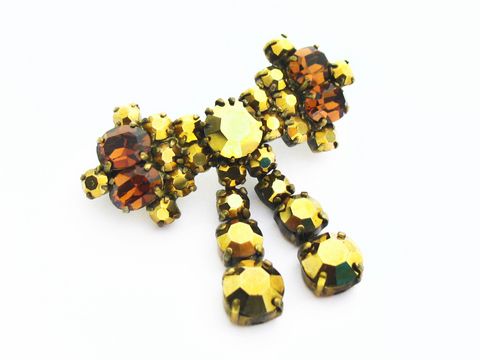 Goldige Strass Damen Brosche im Sexy City Look von Juwelier Harnisch, gefertigt aus gelben und braunen Strasssteinen, optimal für elegante Outfits und besondere Anlässe.