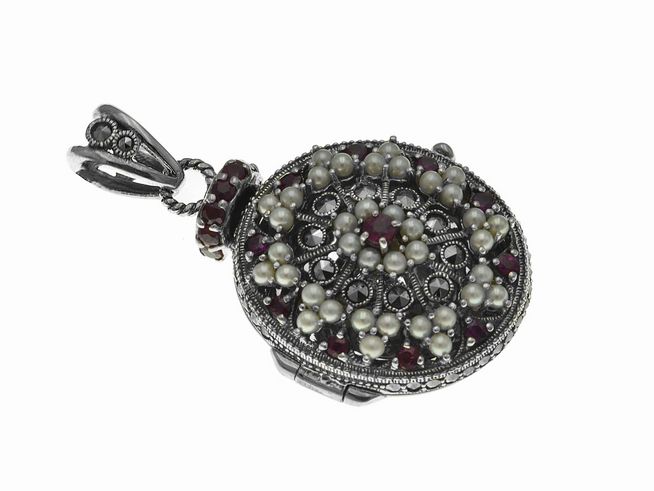 Medaillon Rubin königlich nostalgisch aus Sterling Silber von Juwelier Harnisch, verziert mit feinen Perlen und Rubinen, elegantes Design mit detaillierter Verarbeitung, ideal für besondere Anlässe.