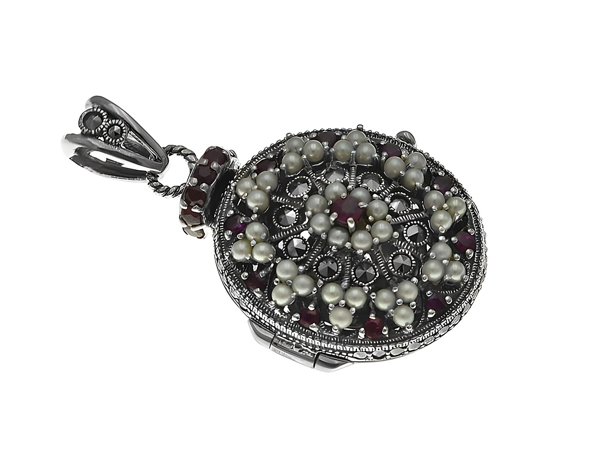 Medaillon Rubin königlich nostalgisch aus Sterling Silber von Juwelier Harnisch, verziert mit feinen Perlen und Rubinen, elegantes Design mit detaillierter Verarbeitung, ideal für besondere Anlässe.