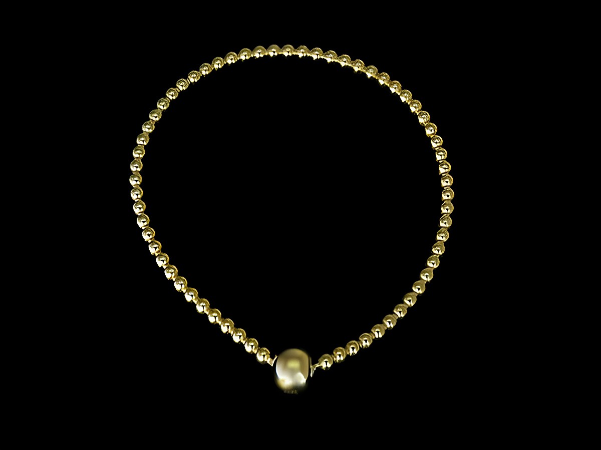Silbernes Stretch-Armband mit vergoldeten Kugeln in einer Länge von 18 cm, hergestellt von Juwelier Harnisch, ohne Stein.