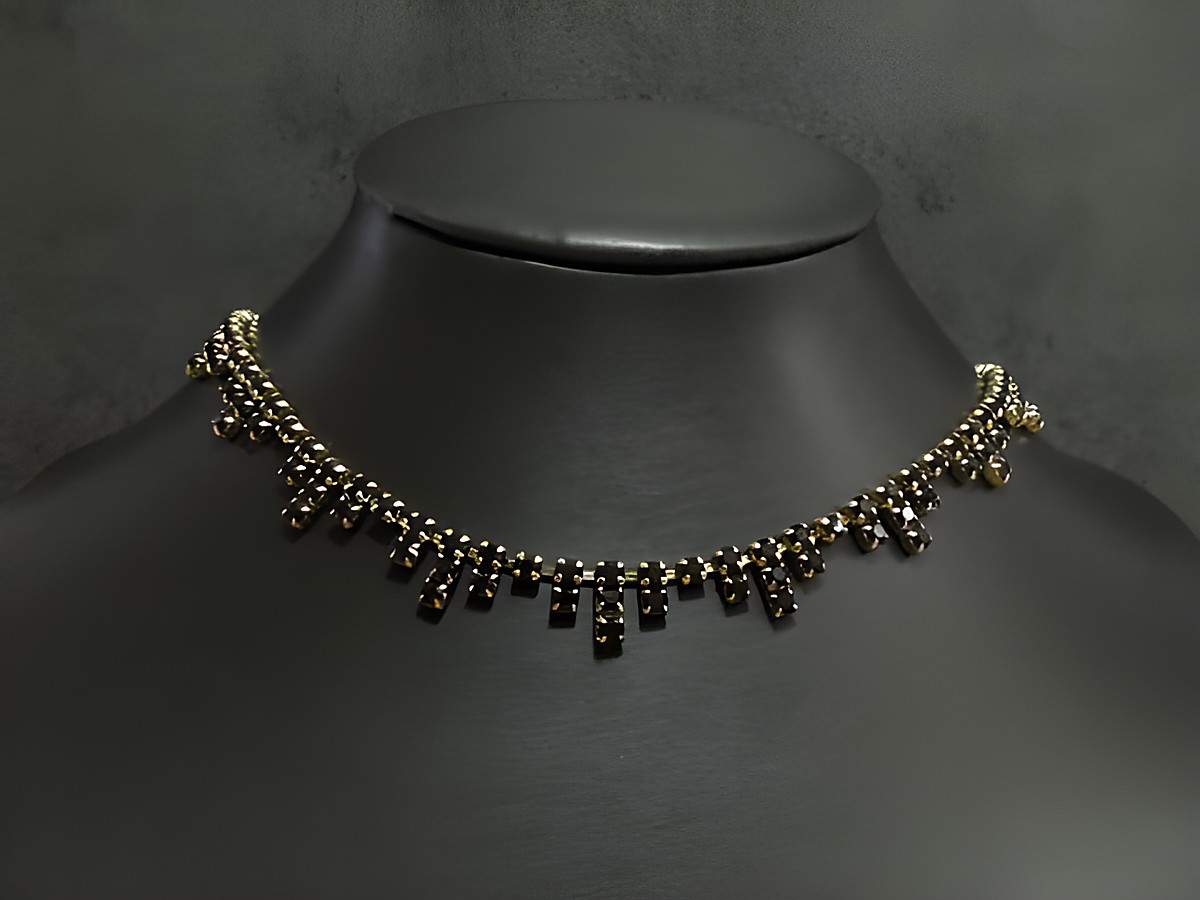 Strass Kette in edel granatrot mit goldfarbener Fassung von Juwelier Harnisch, Länge 44-47 cm, elegantes Design, ideal für besondere Anlässe.