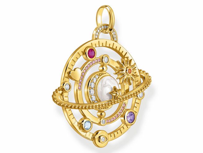 Silberner Anhänger in Form eines kosmischen Talismans mit bunten Emaille-Elementen, Zirkonia und synthetischen Spinellen, verziert mit einem strahlenden Sonnenmotiv und planetarischen Details.