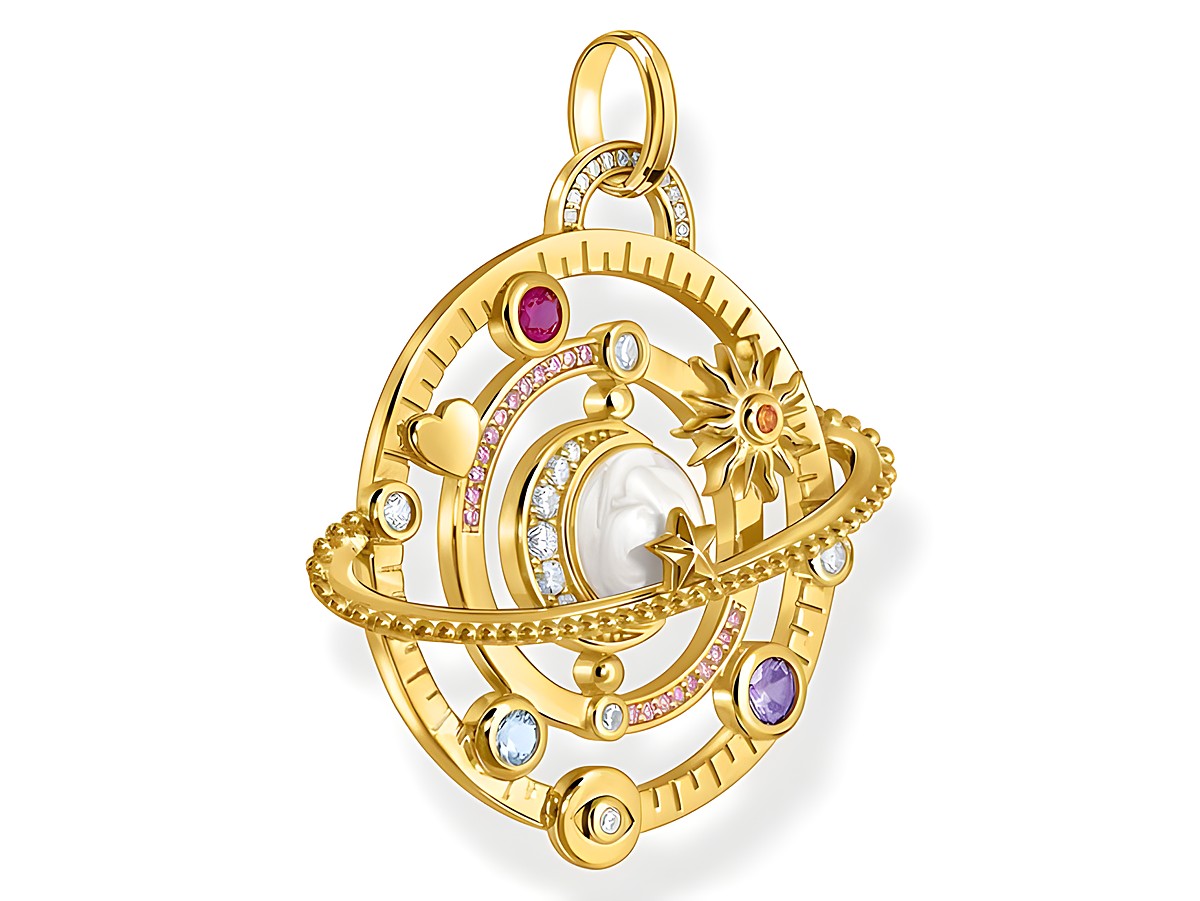 Silberner Anhänger in Form eines kosmischen Talismans mit bunten Emaille-Elementen, Zirkonia und synthetischen Spinellen, verziert mit einem strahlenden Sonnenmotiv und planetarischen Details.