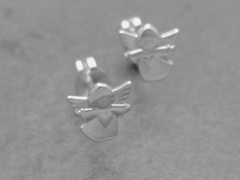 Ohrringe Engel mit Herz aus Sterling Silber, schnuckelig und ohne Stein, hergestellt von Juwelier Harnisch, zeigen niedliche Engelchen als Ohrstecker.