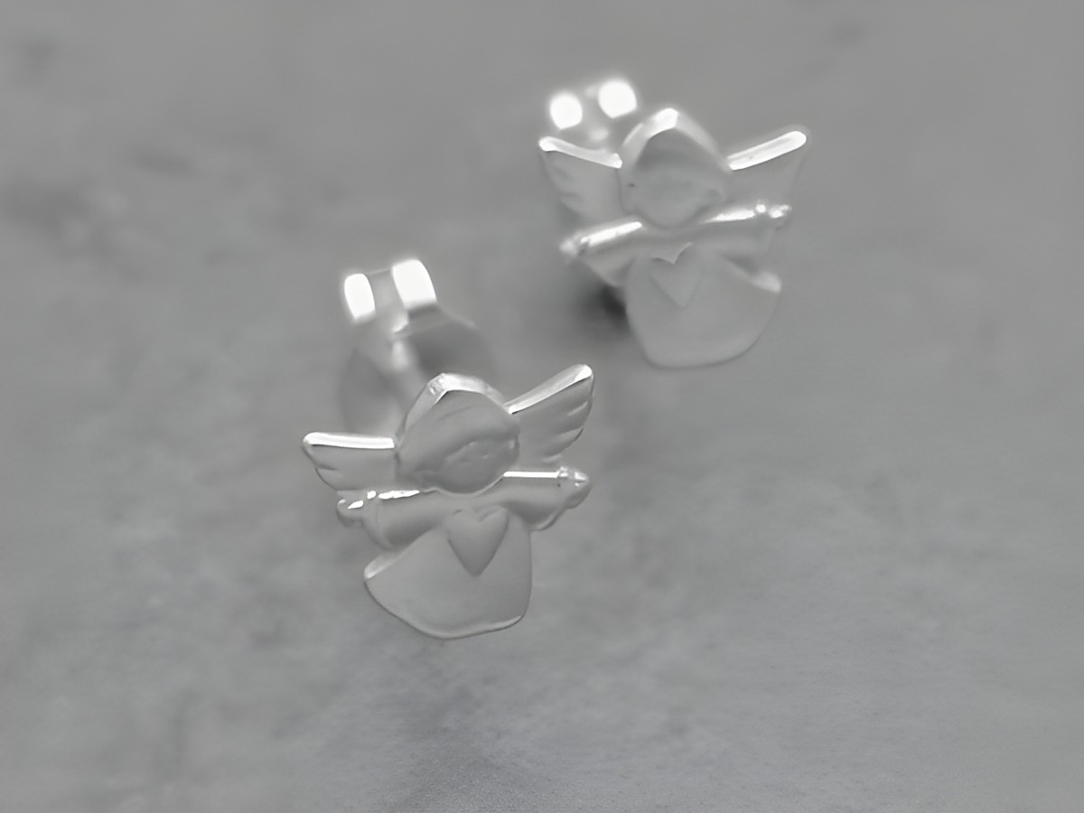 Ohrringe Engel mit Herz aus Sterling Silber, schnuckelig und ohne Stein, hergestellt von Juwelier Harnisch, zeigen niedliche Engelchen als Ohrstecker.