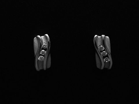 Ohrringe DESIGN 925 Sterling Silber rhodiniert mit eleganten Zirkonia-Steinen, Hersteller Juwelier Harnisch, stilvolles und zeitloses Schmuckstück für besondere Anlässe.