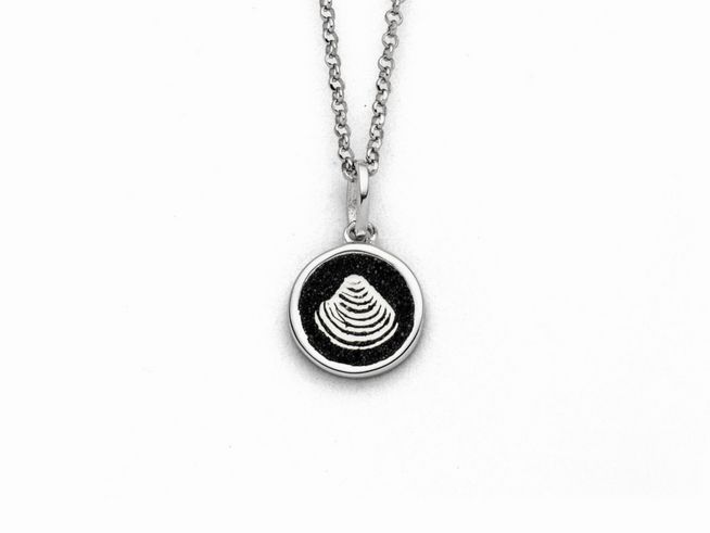 Edelstahl-Halskette mit einem runden Anhänger, der eine stilisierte Muschel in Silber auf schwarzem Hintergrund zeigt, aus der DUR Kette Venus 2.0 - K2676 - Sterling Silber - 42cm gefertigt.