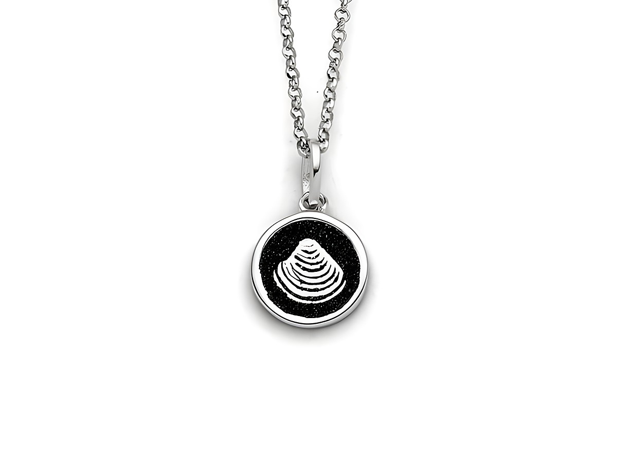 Edelstahl-Halskette mit einem runden Anhänger, der eine stilisierte Muschel in Silber auf schwarzem Hintergrund zeigt, aus der DUR Kette Venus 2.0 - K2676 - Sterling Silber - 42cm gefertigt.