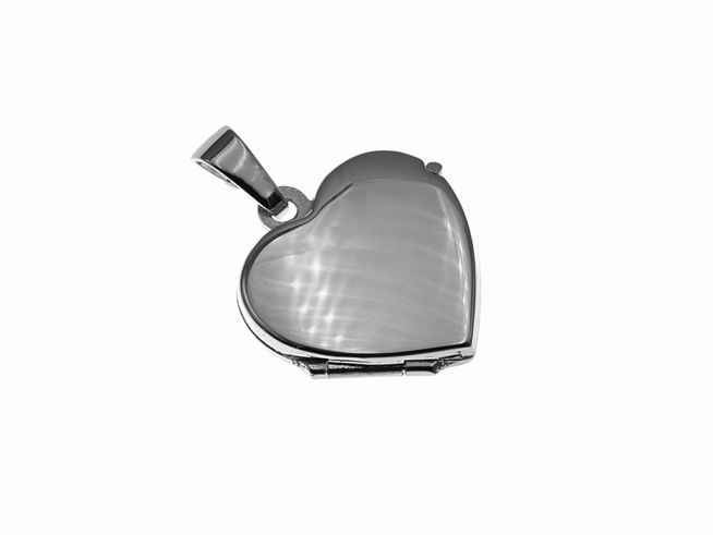 Weißgold Medaillon in Herzform, Herz der Liebe, aus 333er Weißgold, Hersteller Juwelier Harnisch, elegantes Design für individuelle Gravuren und besondere Erinnerungen.