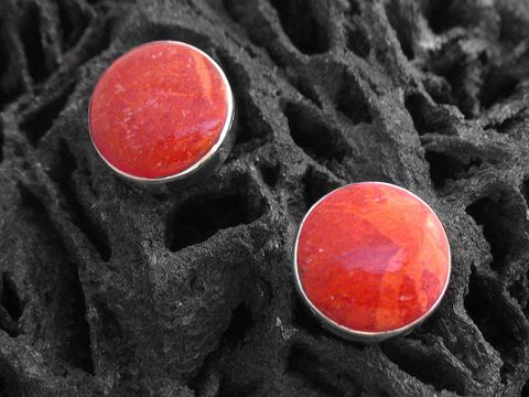 Ohrringe aus runder Koralle in leuchtendem Rot, eingefasst in hochwertigem Sterling Silber, hergestellt von Juwelier Harnisch, ideal für stilvolle Outfits.