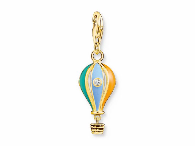 Charm-Anhänger von Thomas Sabo in Form eines Heißluftballons aus silber vergoldetem Gelbgold mit buntem Emaille und einem funkelnden Stein in der Mitte.