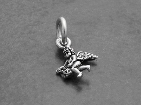 Kleiner Engel mit Trommel aus sterling Silber, liebevoll detaillierter Anhänger, hergestellt von Juwelier Harnisch, ideal für eine edle Schmuckkollektion.