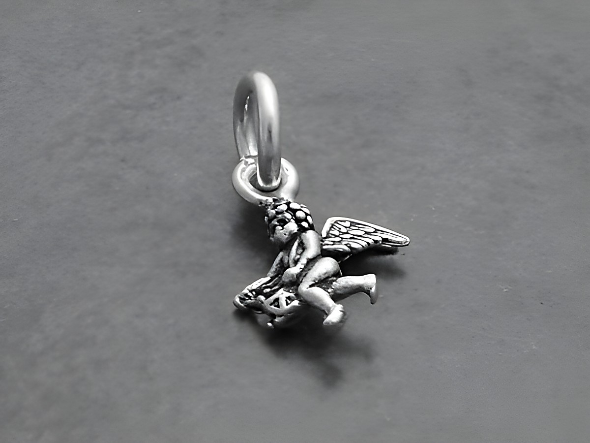 Kleiner Engel mit Trommel aus sterling Silber, liebevoll detaillierter Anhänger, hergestellt von Juwelier Harnisch, ideal für eine edle Schmuckkollektion.