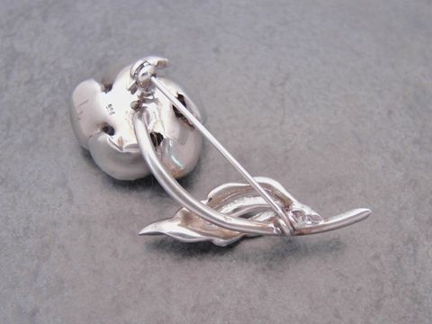 Silber Brosche in Form einer romantischen Rose mit Zuchtperle und Markasit, Hersteller Juwelier Harnisch, detailreiche Ausarbeitung und elegantes Design.