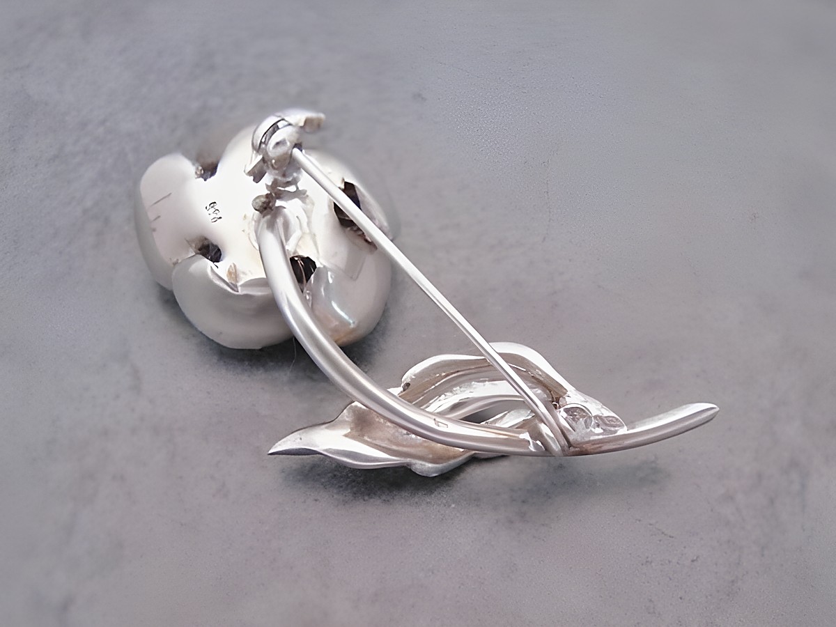 Silber Brosche in Form einer romantischen Rose mit Zuchtperle und Markasit, Hersteller Juwelier Harnisch, detailreiche Ausarbeitung und elegantes Design. – Ansicht 2