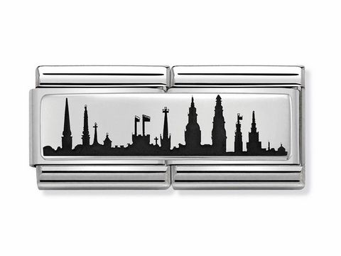 333079011-0 Edelstahlarmband mit gravierter Skyline von Riga, zeigt verschiedene Türme und Silhouetten in Schwarz auf glänzendem Hintergrund, elegantes und modernes Design für individuelle Styles.