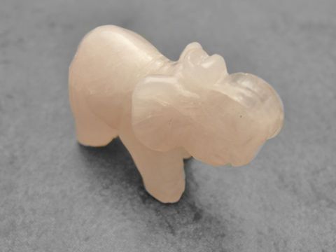 Ein rosa Elefant aus Rosenquarz als plastische Steinfigur, stehend und als Glücksbringer gestaltet, hergestellt von Juwelier Harnisch. Ideal für Sammler und als Geschenk.