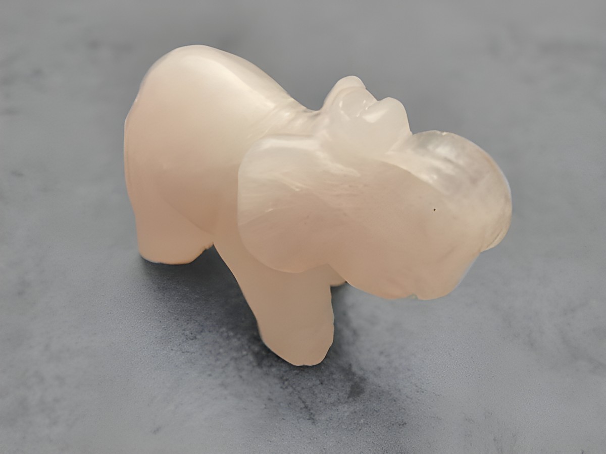 Ein rosa Elefant aus Rosenquarz als plastische Steinfigur, stehend und als Glücksbringer gestaltet, hergestellt von Juwelier Harnisch. Ideal für Sammler und als Geschenk.