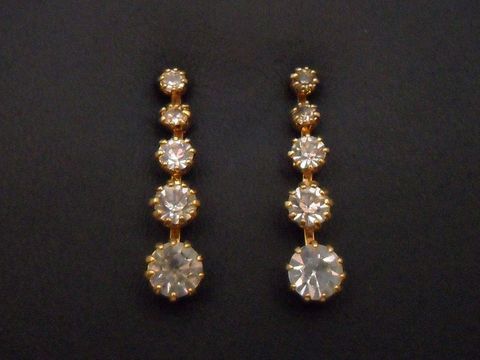 Goldfarbene Ohrstecker mit zierlichem Design, verziert mit Strasssteinen in verschiedenen Größen, Hersteller Juwelier Harnisch, ideale Ohrhänger für elegante Anlässe.