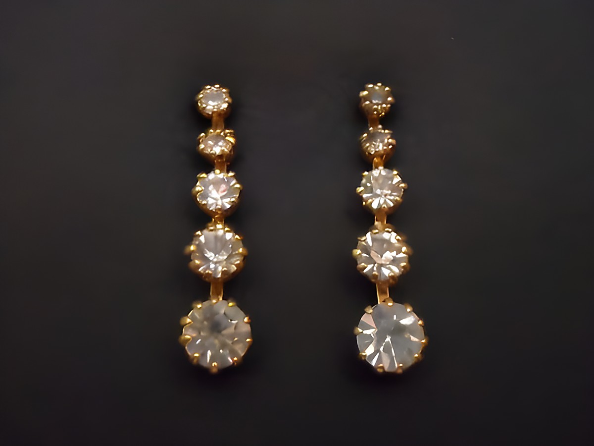Goldfarbene Ohrstecker mit zierlichem Design, verziert mit Strasssteinen in verschiedenen Größen, Hersteller Juwelier Harnisch, ideale Ohrhänger für elegante Anlässe.