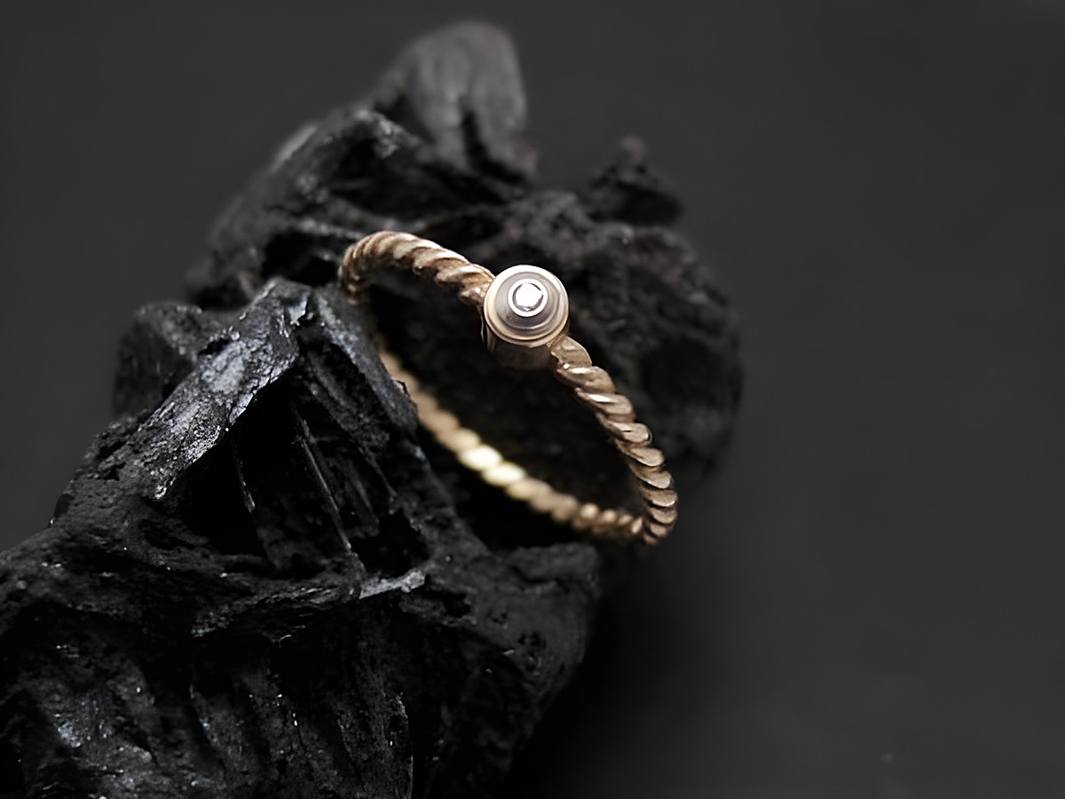 Gold Ring fein Gold 585 mit Diamant in Größe 55, Hersteller Juwelier Harnisch, bis Größe 56/18. Der Ring hat ein elegantes Design und wird auf schwarzem Untergrund präsentiert.