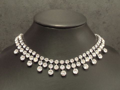 Strass Kette reizend in Weiß von Juwelier Harnisch, 40,5-44 cm, silberfarbene Fassung, ideal für festliche Anlässe, funkelt elegant und zieht Blicke auf sich.