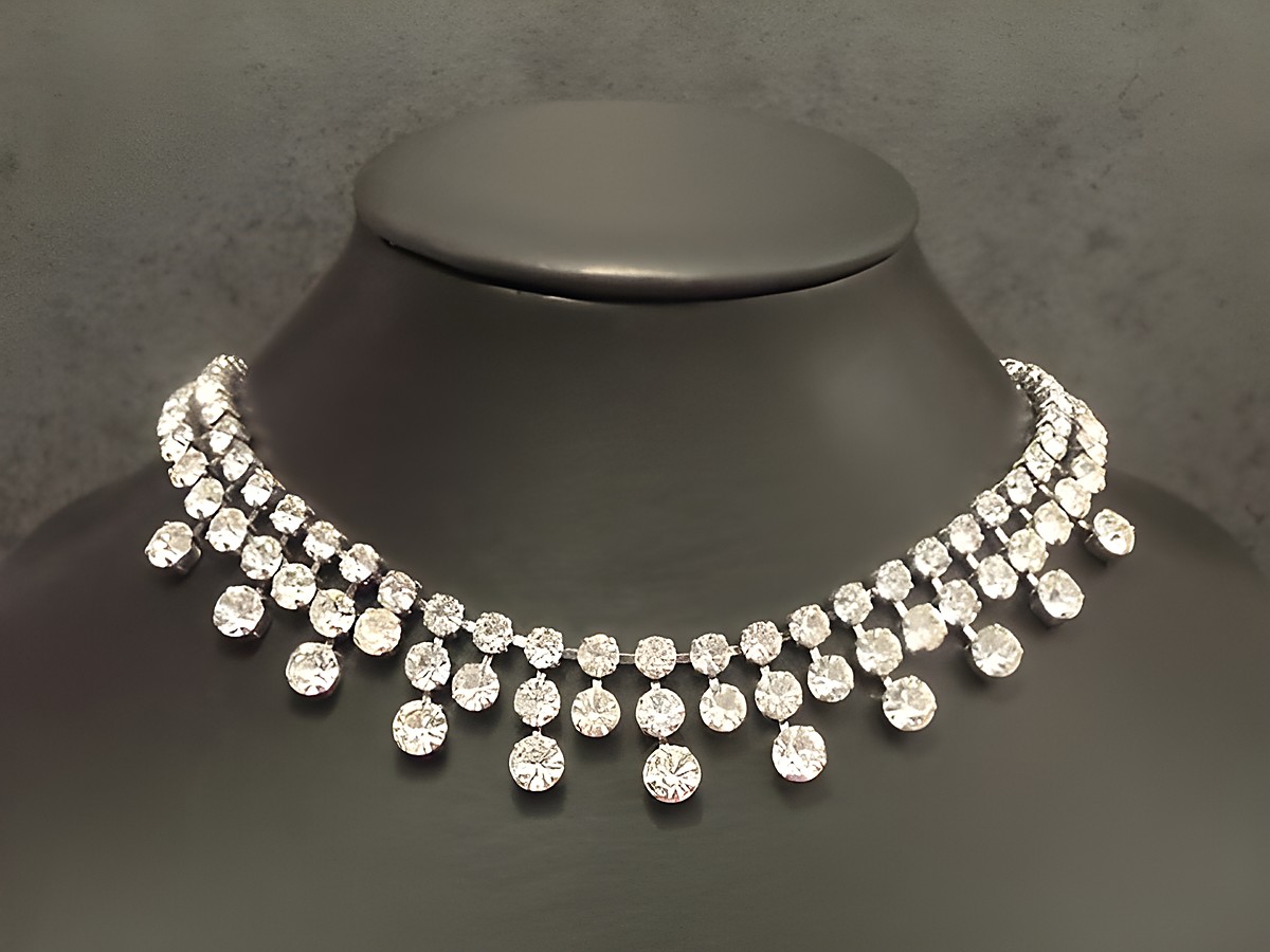 Strass Kette reizend in Weiß von Juwelier Harnisch, 40,5-44 cm, silberfarbene Fassung, ideal für festliche Anlässe, funkelt elegant und zieht Blicke auf sich.