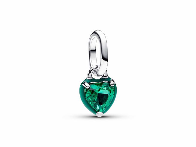 Grüner Chakra-Herz Mini-Charm-Anhänger aus Sterling Silber mit Zirkonia und grüner Emaille, herzförmiger Stein in leuchtendem Grün, ideal für eine persönliche Schmuckkollektion.