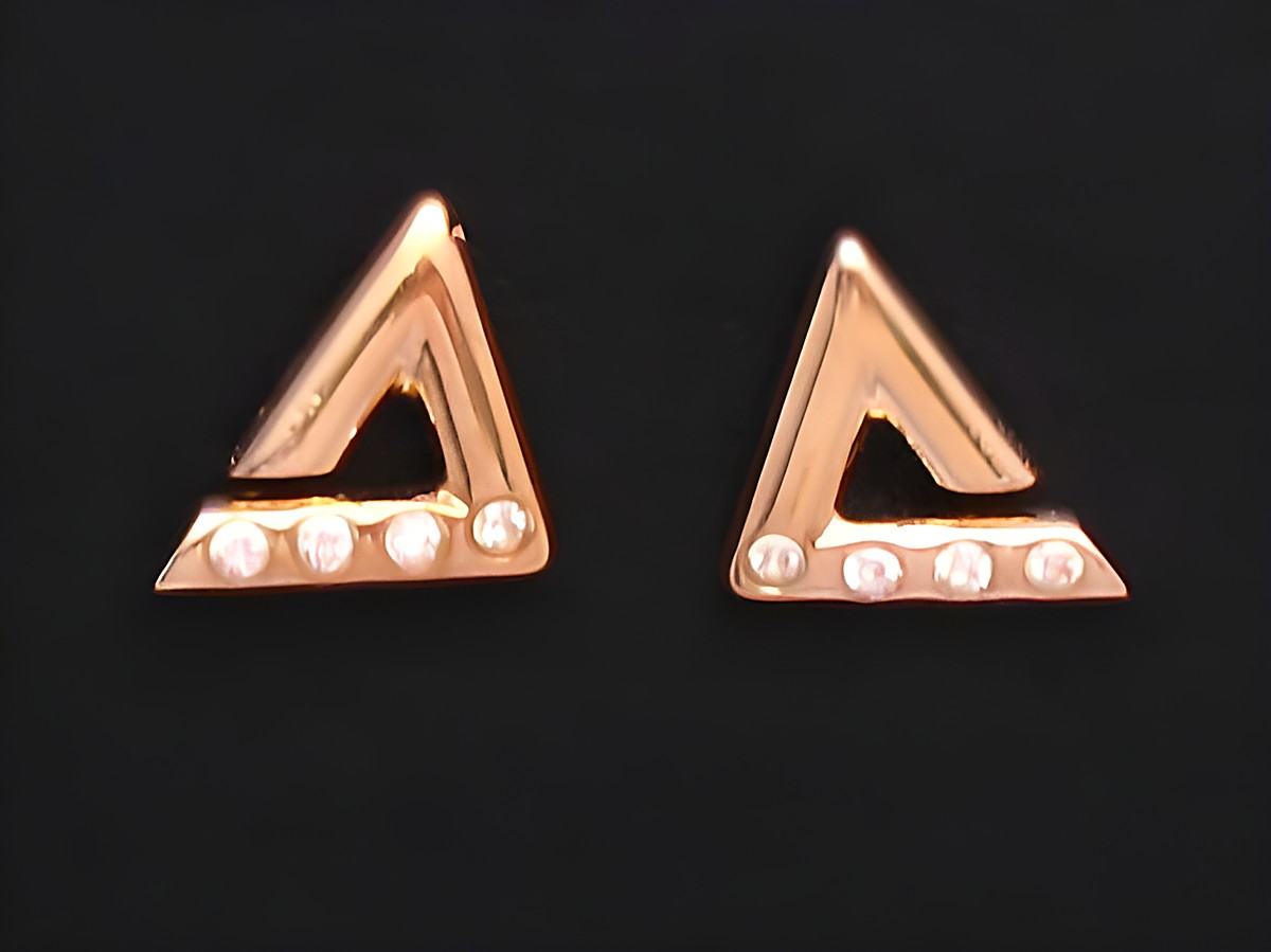 Glamouröse Gold Ohrringe aus 585 Gold mit Zirkonia, gefertigt vom Juwelier Harnisch, in einem modernen, dreieckigen Design mit stilvollen Akzenten.