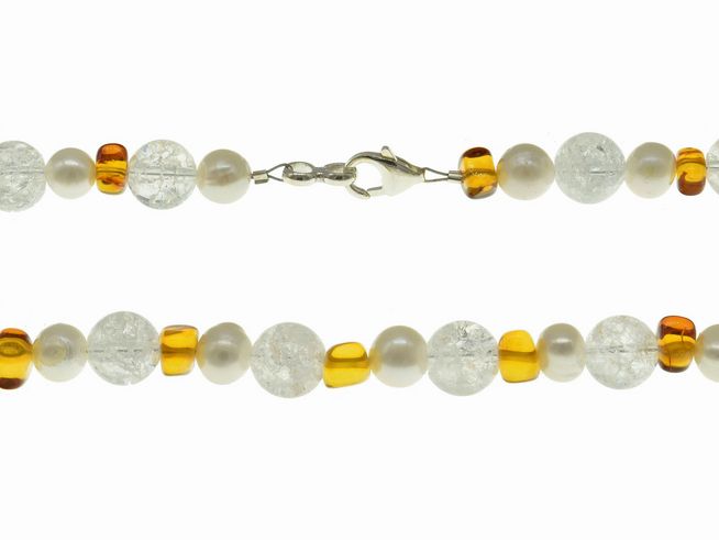 Steinkette aus Bernstein, Bergkristall und Süßwasser-Zuchtperlen in Weiß und Orange mit einer Länge von 44 cm, ergänzt durch einen silbernen Verschluss, Hersteller Juwelier Harnisch.