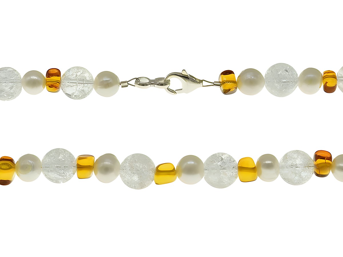 Steinkette aus Bernstein, Bergkristall und Süßwasser-Zuchtperlen in Weiß und Orange mit einer Länge von 44 cm, ergänzt durch einen silbernen Verschluss, Hersteller Juwelier Harnisch.