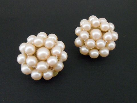 71787-0 Ohrclip in hellrosa mit blumigem Design und goldfarbenem Element, verziert mit synthetischen Zuchtperlen, Hersteller Juwelier Harnisch, stilvolles Accessoire.