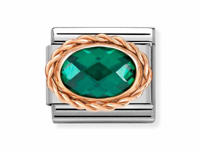 Edelstahl Charm in Roségold mit einem großen, facettierten Zirkonia in Smaragdgrün, umgeben von einer geflochtenen Roségoldfassung, elegant und modisch.